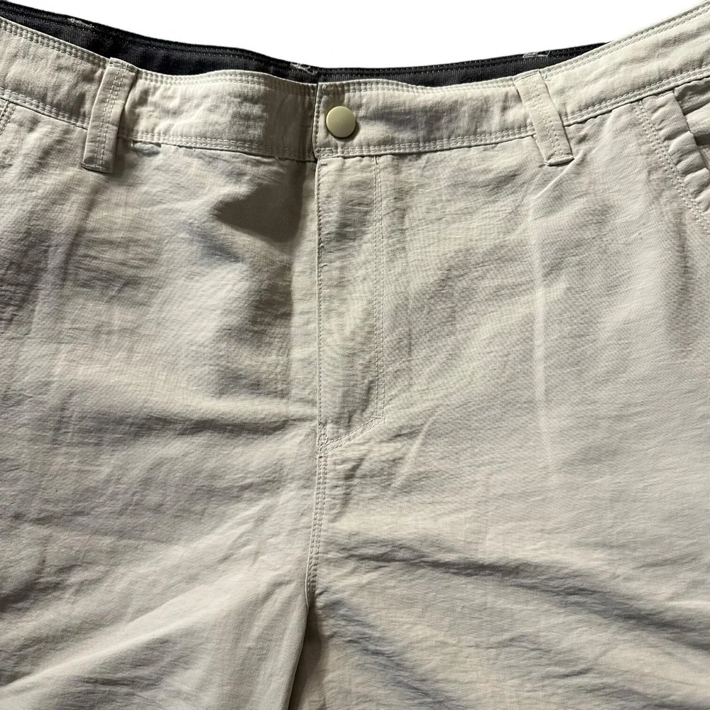 NordicTrack Cargo Shorts Khaki 3 Zip Pockets Hiking‎ Camp Casual Mens Size 42